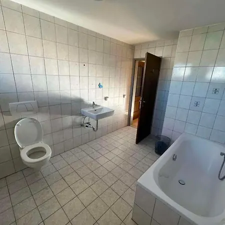 3 Bedroom Premium - Free Parking Apartment *